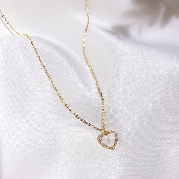 Jewelry - NWT heart gold necklace